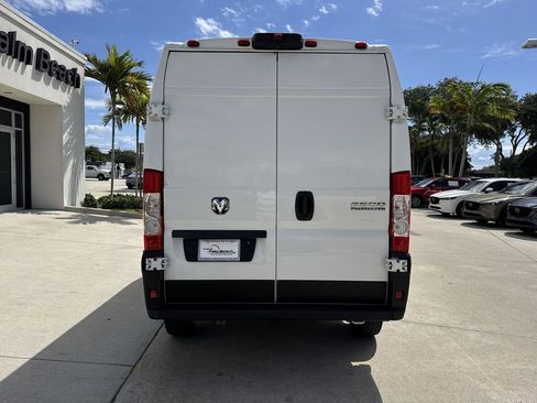 Used 2024 RAM ProMaster 2500 w/ Convenience Group FWD image 3
