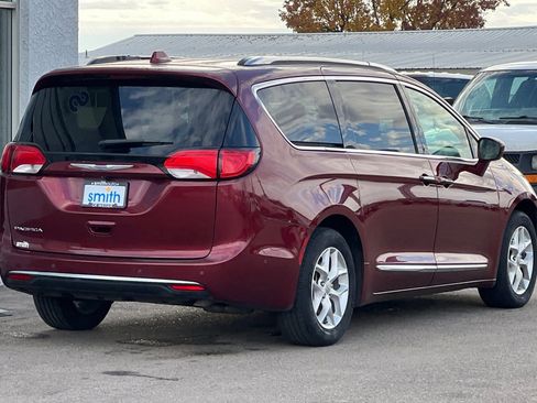 Used 2020 Chrysler Pacifica Touring-L Plus w/ Tire & Wheel Group FWD image 4