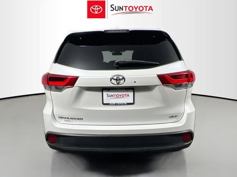 Used 2019 Toyota Highlander XLE FWD image 5