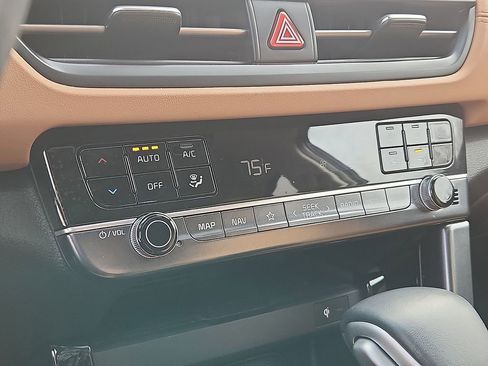 Certified 2024 Kia Seltos EX image 17