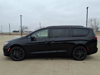 Used 2025 Chrysler Pacifica Limited video 2