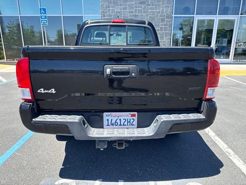 Used 2017 Toyota Tacoma SR w/ SR Convenience Package AWD/4WD image 4