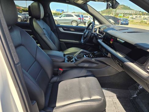 Used 2024 Porsche Cayenne AWD/4WD image 13