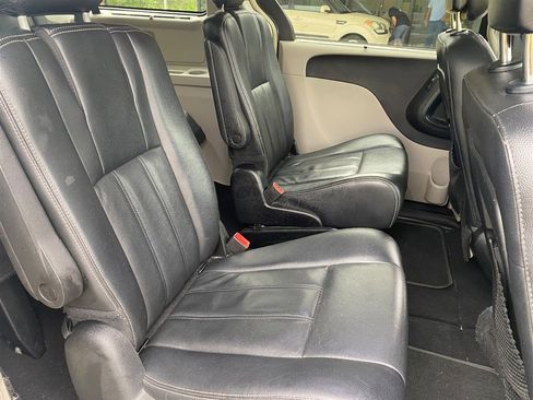 Used 2015 Chrysler Town & Country Touring w/ Driver Convenience Group FWD image 12