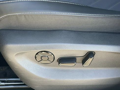 Used 2025 Volkswagen Tiguan SE image 19