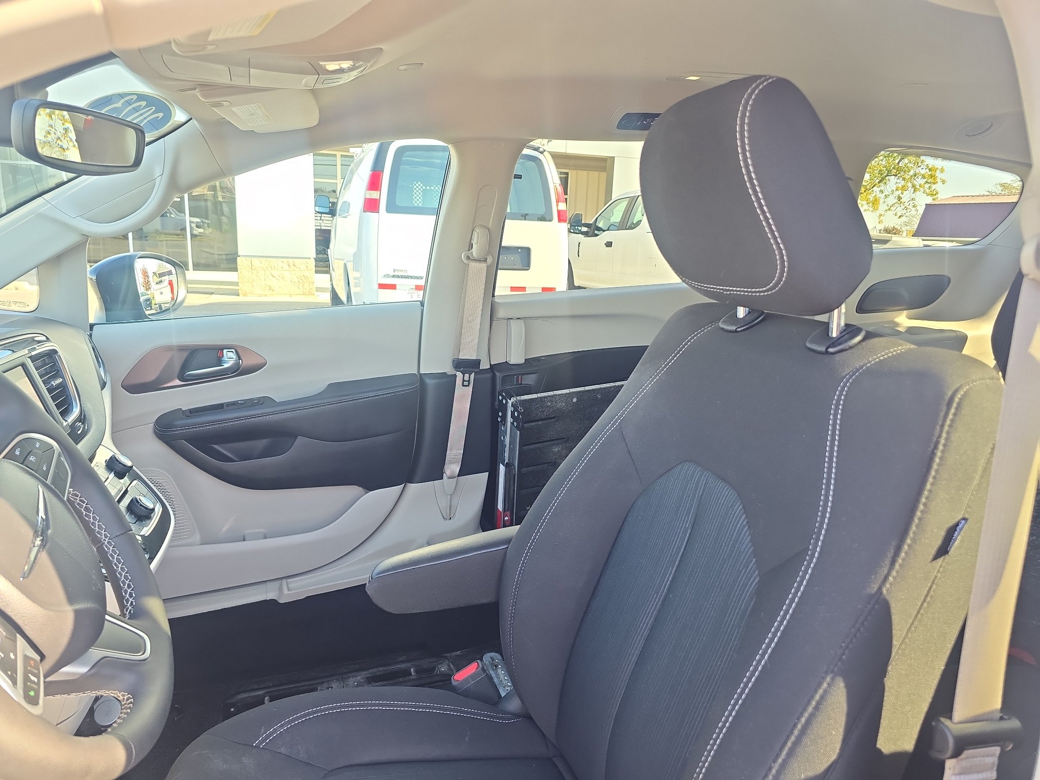 Used 2023 Chrysler Voyager LX FWD image 11