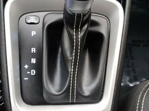 Used 2020 Hyundai Venue SEL image 21