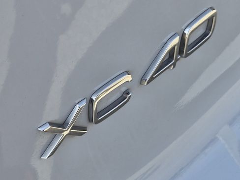 Used 2024 Volvo XC40 B5 Core image 18