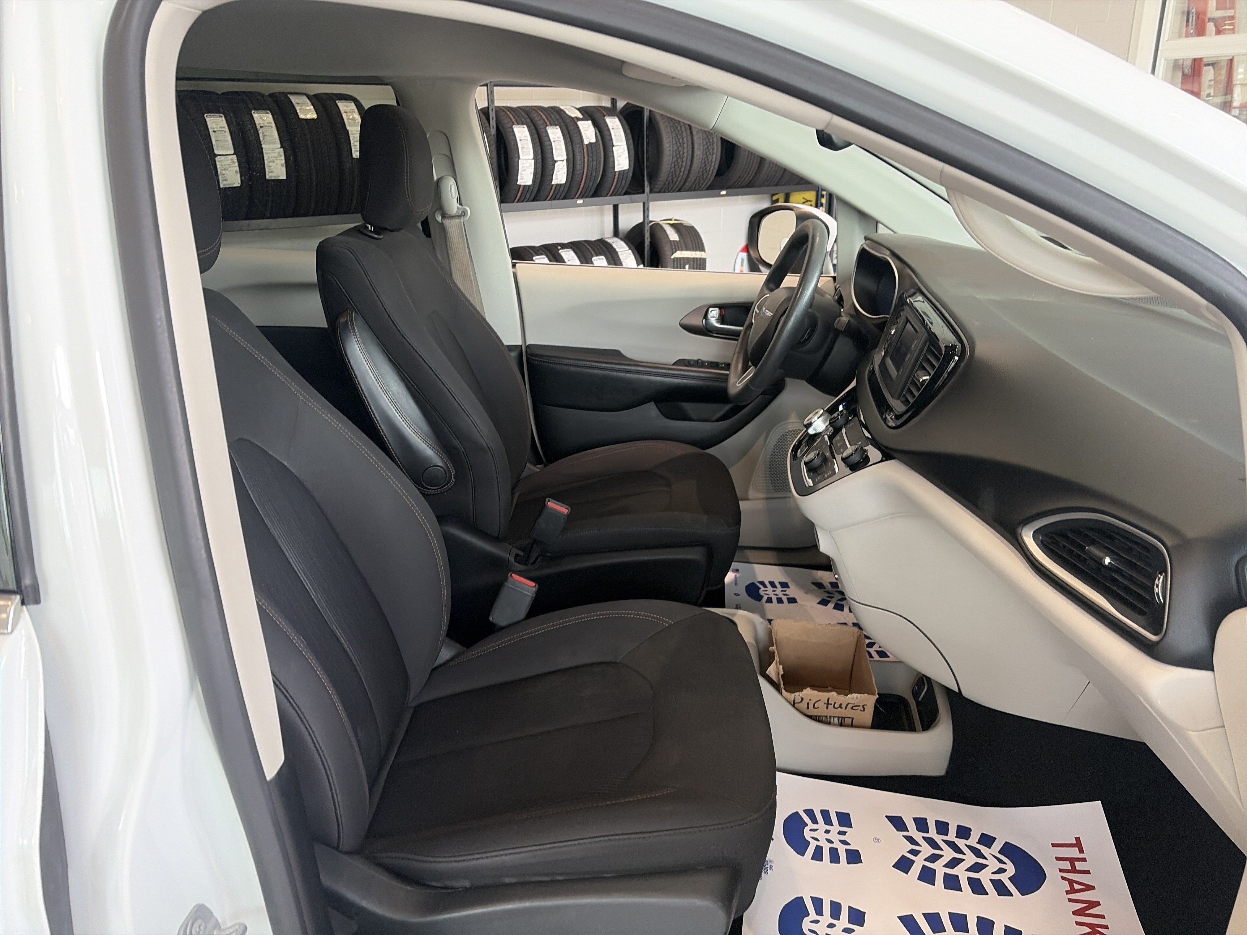 Used 2017 Chrysler Pacifica LX FWD image 21