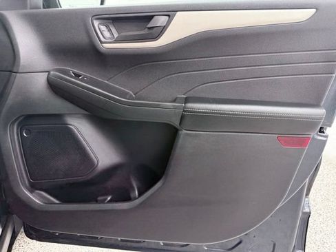 Used 2022 Ford Escape SE w/ SE Sport Appearance Package FWD image 17