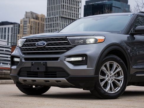 Used 2022 Ford Explorer XLT w/ Equipment Group 202A image 2