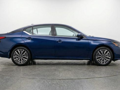 Used 2025 Nissan Altima 2.5 SV image 11