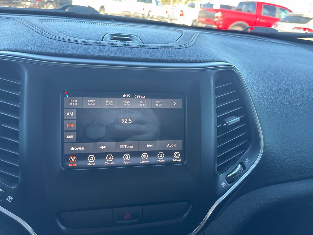 Used 2019 Jeep Cherokee Latitude Plus w/ Cold Weather Group AWD/4WD image 20