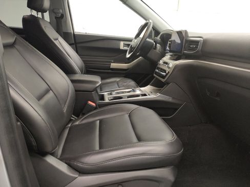 Used 2022 Ford Explorer XLT w/ Equipment Group 202A AWD/4WD image 21