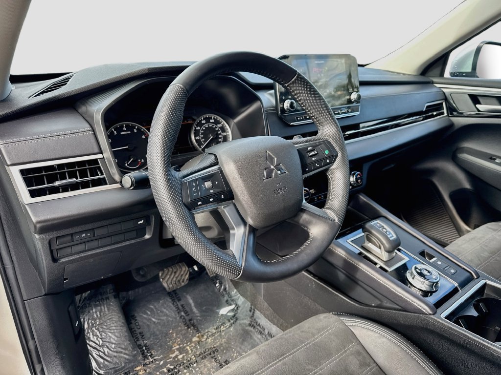Used 2023 Mitsubishi Outlander SE AWD/4WD image 5