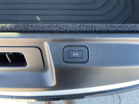 Used 2023 Land Rover Range Rover SE image 18