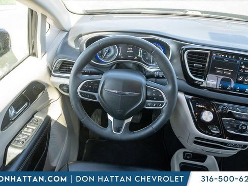 Used 2024 Chrysler Pacifica Touring-L FWD image 6