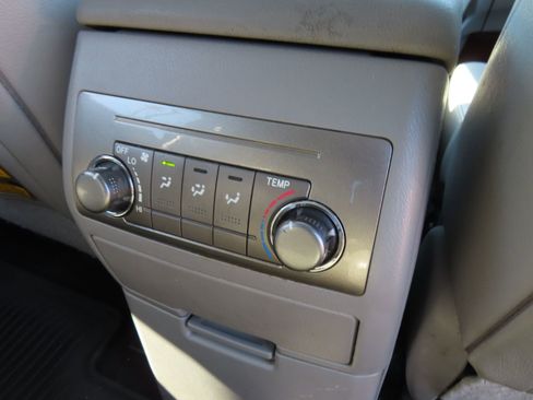 Used 2013 Toyota Highlander SE image 34