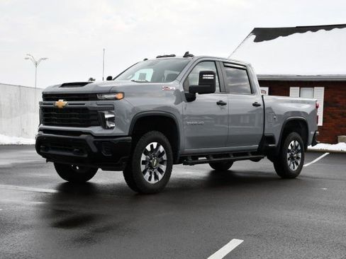 Used 2025 Chevrolet Silverado 2500 Custom w/ Custom Value Package image 3