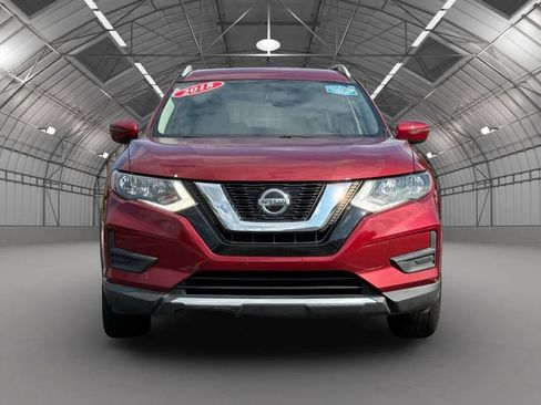Used 2018 Nissan Rogue SV image 2