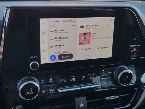 Used 2024 Toyota Highlander AWD image 17