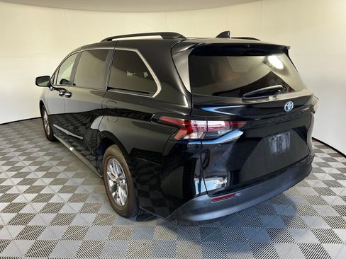 Used 2025 Toyota Sienna XLE FWD image 7