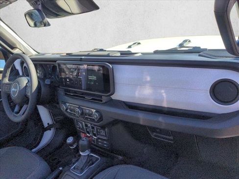 Used 2025 Jeep Wrangler Willys image 23