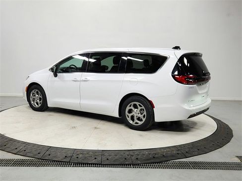 Used 2024 Chrysler Pacifica Limited image 5