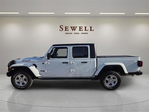 Used 2022 Jeep Gladiator Willys image 2