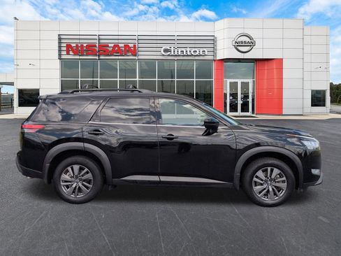 Used 2022 Nissan Pathfinder SV FWD image 2