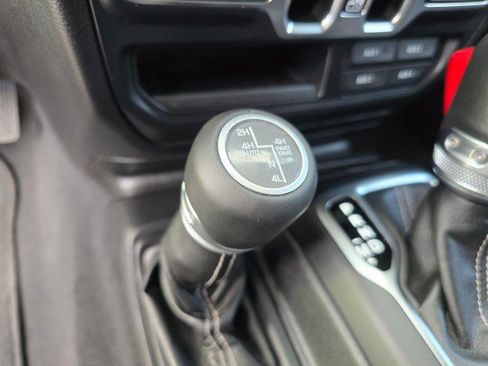 Used 2018 Jeep Wrangler Unlimited Sahara image 32