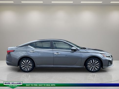 Used 2023 Nissan Altima 2.5 SV w/ SV Premium Package FWD image 3