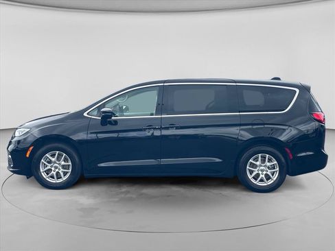 Used 2024 Chrysler Pacifica Touring-L FWD image 4