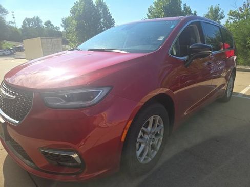Used 2024 Chrysler Pacifica Touring-L FWD image 10