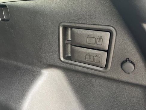 Used 2018 Chevrolet Equinox LT image 21