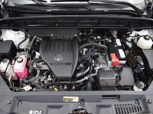 Used 2024 Toyota Highlander LE image 9