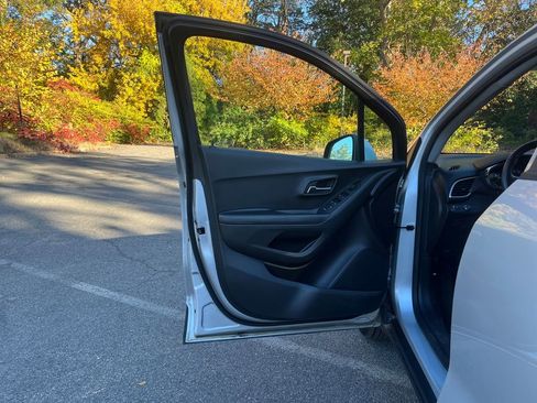 Used 2021 Chevrolet Trax LT w/ Driver Confidence Package image 20