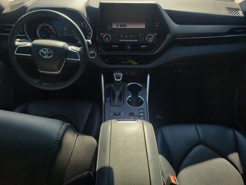 Used 2024 Toyota Highlander XLE AWD/4WD image 14