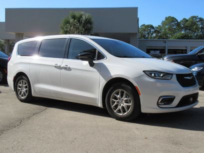 Certified 2024 Chrysler Pacifica Touring-L