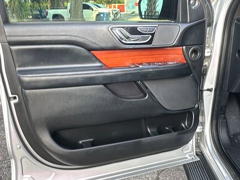 Used 2018 Lincoln Navigator Premiere AWD/4WD image 22