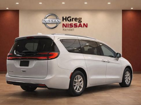 Used 2024 Chrysler Pacifica Touring-L FWD image 4