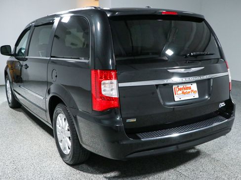 Used 2016 Chrysler Town & Country Touring FWD image 9