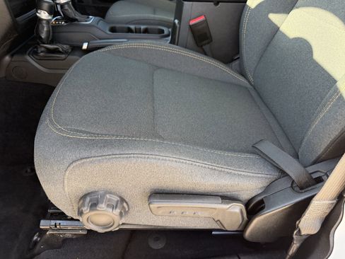 Used 2025 Jeep Wrangler Sahara image 27