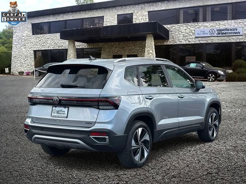 Used 2025 Volkswagen Taos SE w/ Panoramic Sunroof Package AWD/4WD image 6
