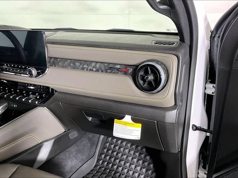 Used 2025 Chevrolet Colorado ZR2 w/ Technology Package AWD/4WD image 15