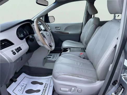 Used 2013 Toyota Sienna XLE FWD image 11