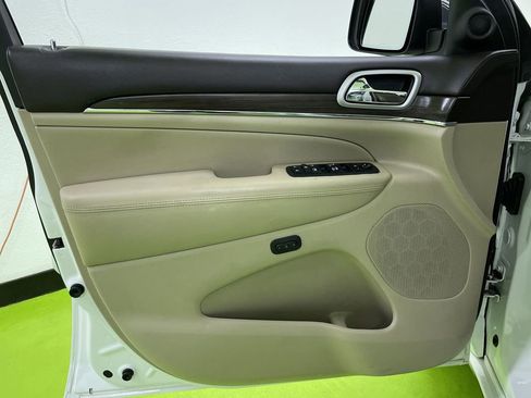 Used 2018 Jeep Grand Cherokee Overland image 16