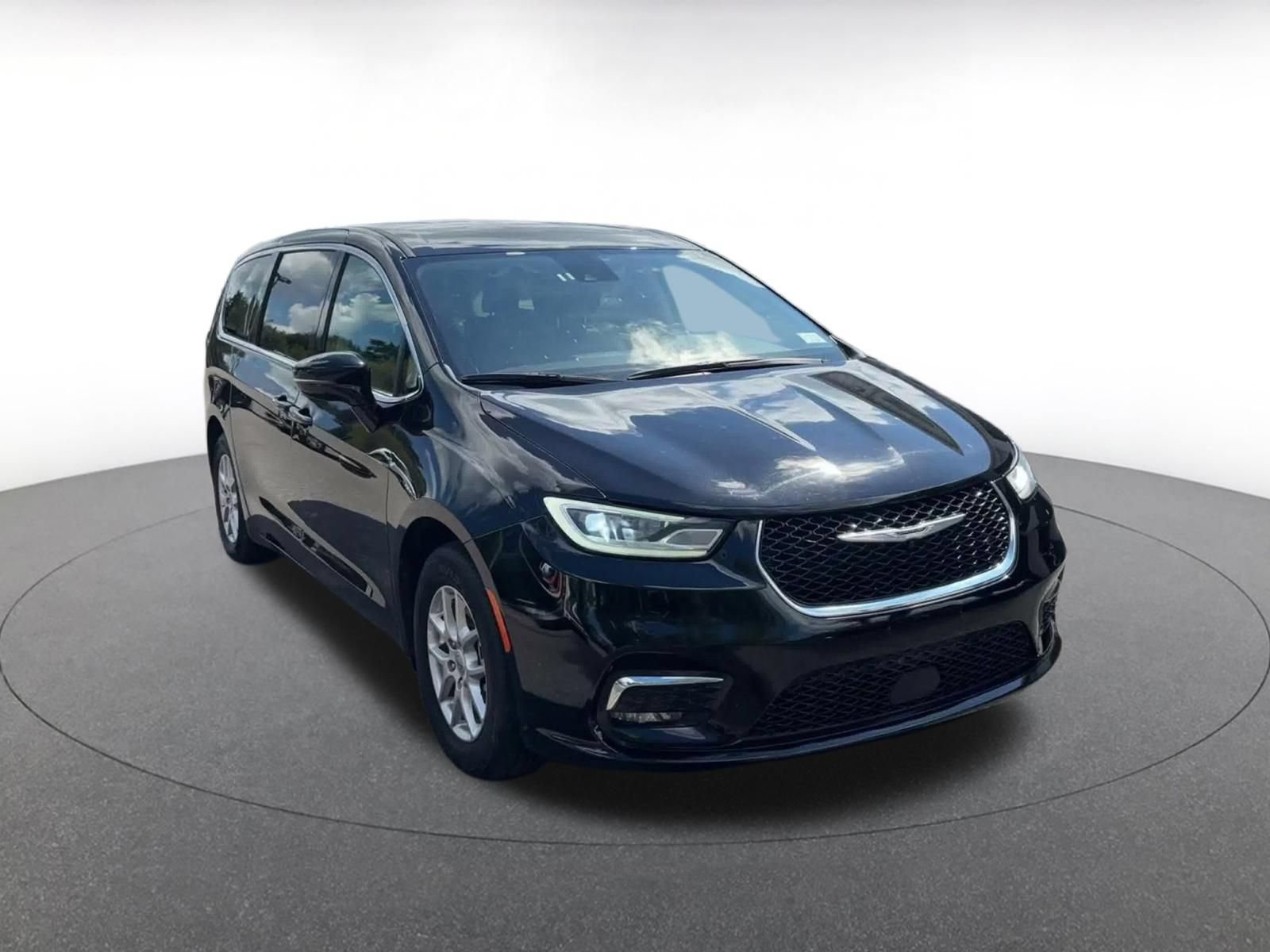 Used 2024 Chrysler Pacifica Touring-L FWD image 2