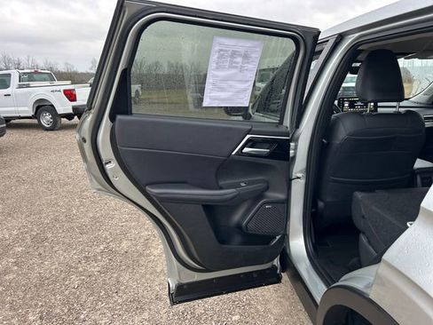 Used 2025 Mitsubishi Outlander SE image 43