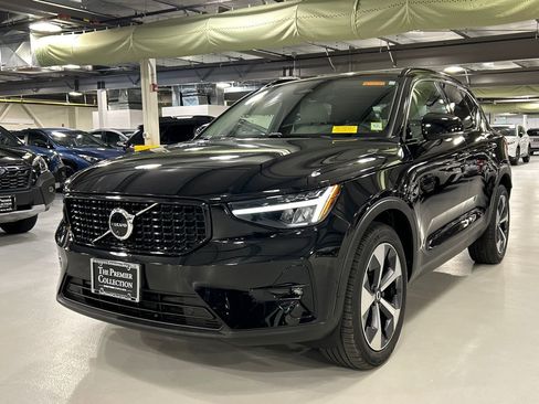 Used 2023 Volvo XC40 B5 Plus w/ Driver Assist Package image 5